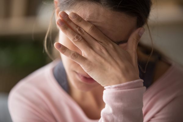bliskanje pred očesom in retinalna migrena pri mladi ženski