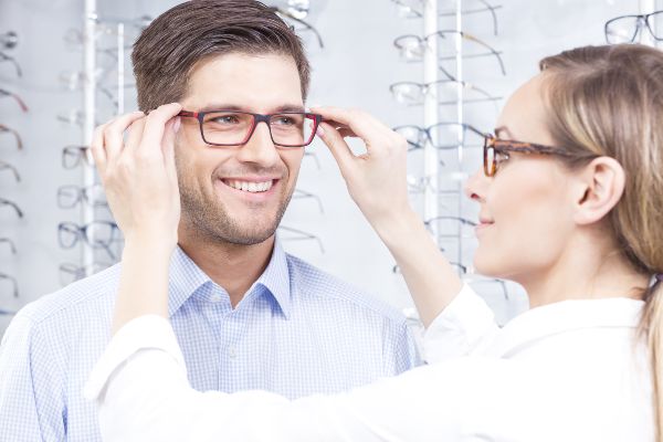 optik svetuje moškemu pri izbiri očal
