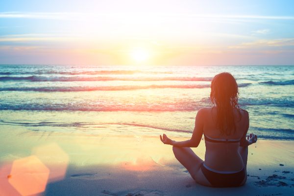 pomanjkanje vitamina D pri ženski, zato se sonči na plaži