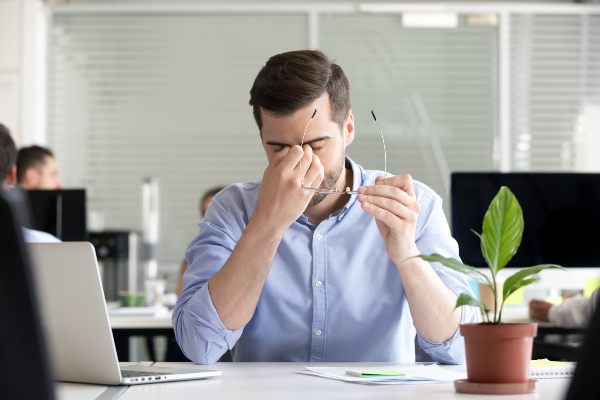 pomanjkanje vitamina D in suhe oči pri moškem v pisarni