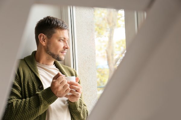 seneni nahod je moškega prisilil ostati noter, zato se pojavi depresija