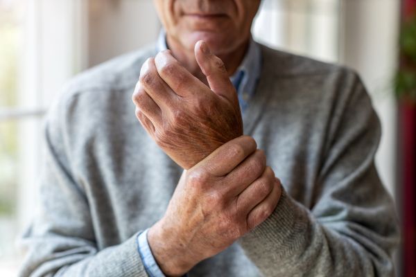 boleči sklepi zaradi sjogrenovega sindroma pri starejšem moškem