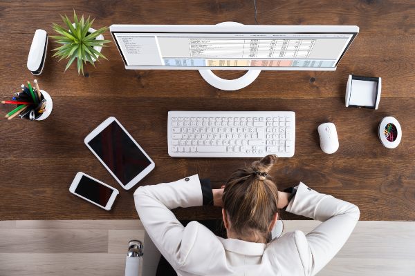 digitalni stres in utrujene oči pri ženski za delovno mizo in računalnikom